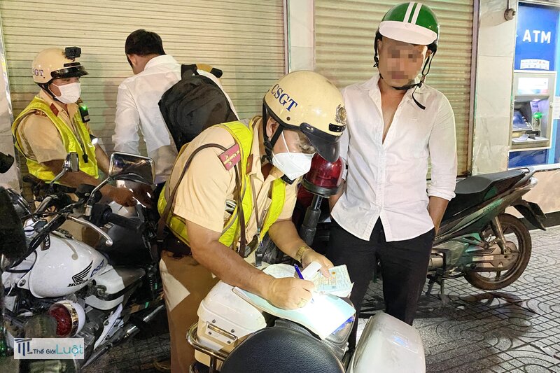 Mức phạt nồng độ cồn xe máy - Tước giấy phép lái xe